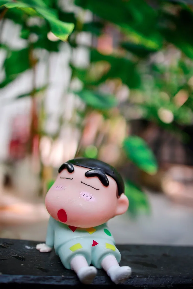 悬疑题材作品条目封面，画面为雨夜街灯与旧公寓外墙